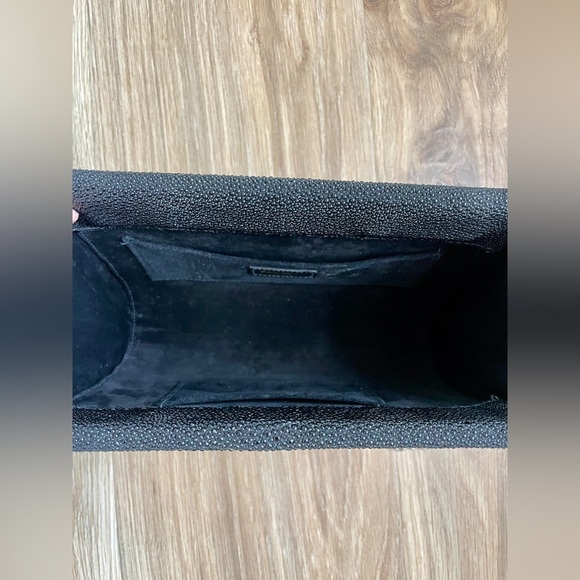 PAIGE GAMBLE BLACK STINGRAY & Accentuated With BLUE PYTHON CLASSIC CLUTCH - Picture 8 of 10